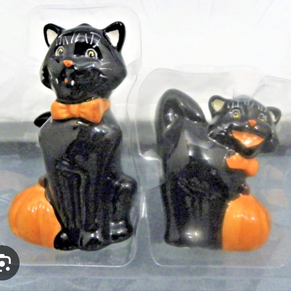 Black cat Salt and Pepper Ceramic Shakers Comiskey Little Village